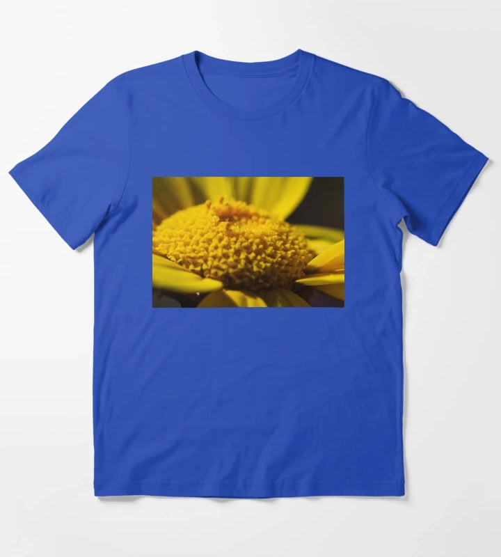 Macro CloseUp Of Yellow Daisy Flower Center With Petals And Pollen Texture T-Shirt Blue